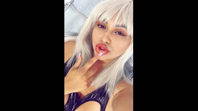 Perfect Blonde Goddes, Boobs Out