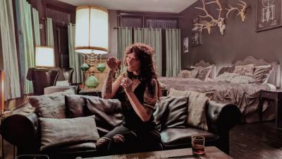 Smoke A Dab With Me In A Fancy Hotel