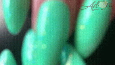 Mesmerizing Glittery Nails