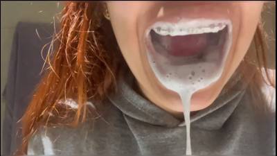 The Giantess Samira Brushes Her Teeth With Her Tiny