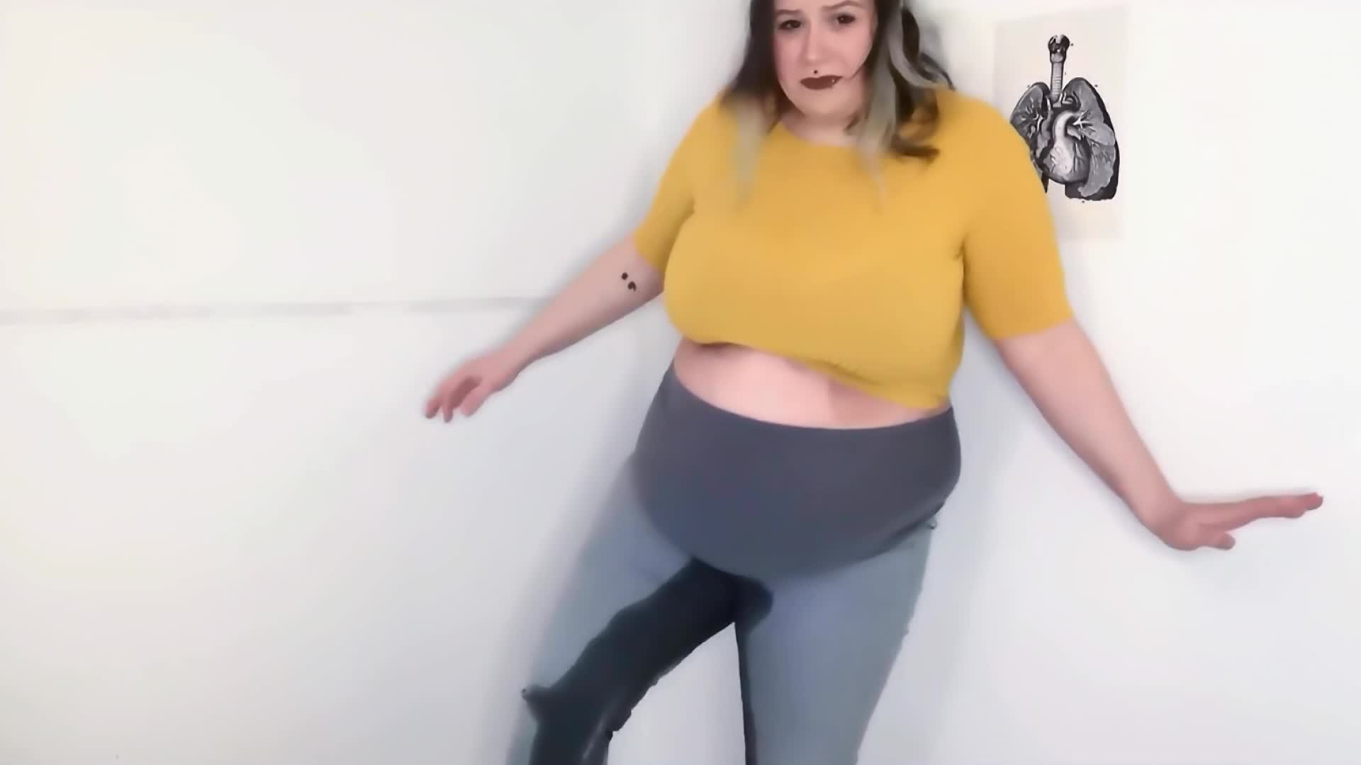 Wetting- Pregnant Fat Slut Piss In Her Jeans