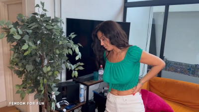 Queen Latina- Testicle Bootrest During A Phone Call (HD 1080p Mp4)