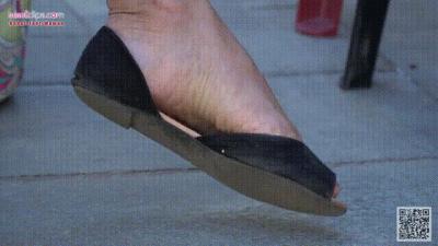 Candid Hot MILF Feet In A Ballet Flats Dangling Shoeplay
