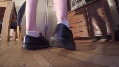 Chelsea School Shoes Hand Trample Floor Cam