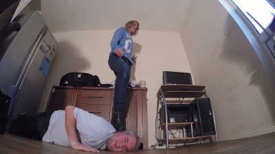 Chelsea's Super Hard Head Trampling Boots Floor Cam