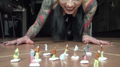 The Villain Giantess Traps Tiny Humans