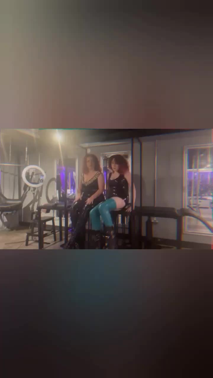 Double Domme Latex Shining At Hom Studios