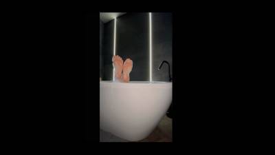 Foot Ignore Session In The Bath
