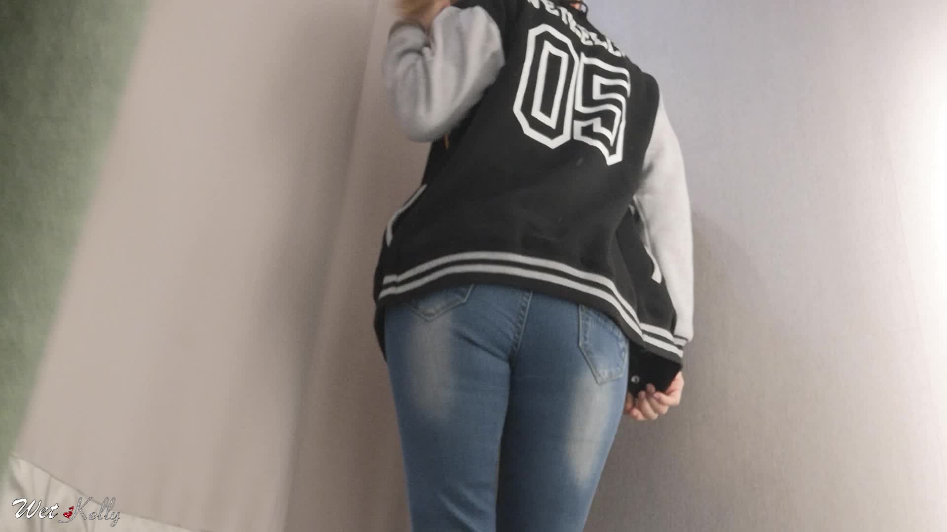 Fitting Roon MILF Masturbating While Changing Clothes