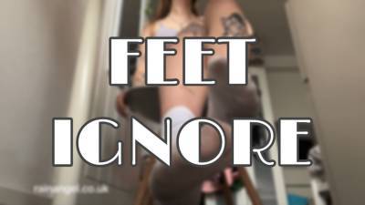 Cam Girl Shows Feet And Ignores You