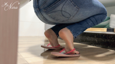 Foot Stalker Enjoy Unaware Foot Action (En-Sub)