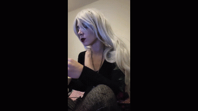 Tiny Goth Eats Mac & Cheese