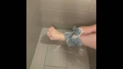 Queen Maxine Washes Her Cute Feet In The Shower