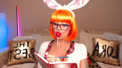 Bunny Stretching Her Mouth With Huge