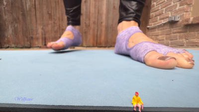 Giantess Crowd Control