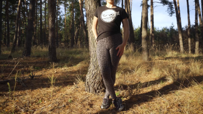Girl Teases Her Big Cameltoe In Leopard Leggings Outdoors
