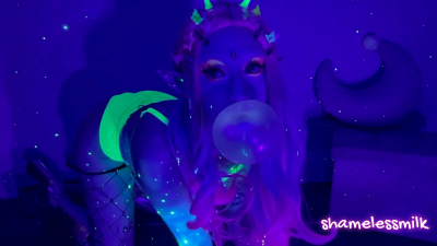 Bubblegum Blowing Alien Goddess