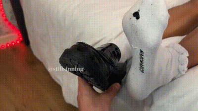Student Gives Unaware Sockjob While Reading