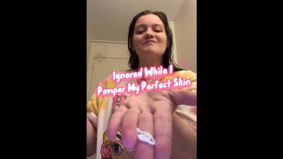 Ignored While I Pamper My Perfect BBW Skin. You Pay, I Glow