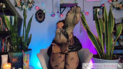 Sexy MILF Goth Feet And Fishnets