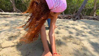 Zuleyka Pee On Lissa Jeans Levi's On Beach