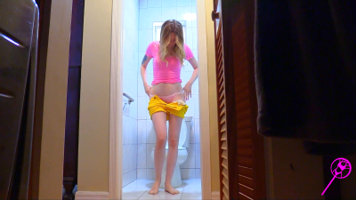 Bikini-Pops Emily Pissing