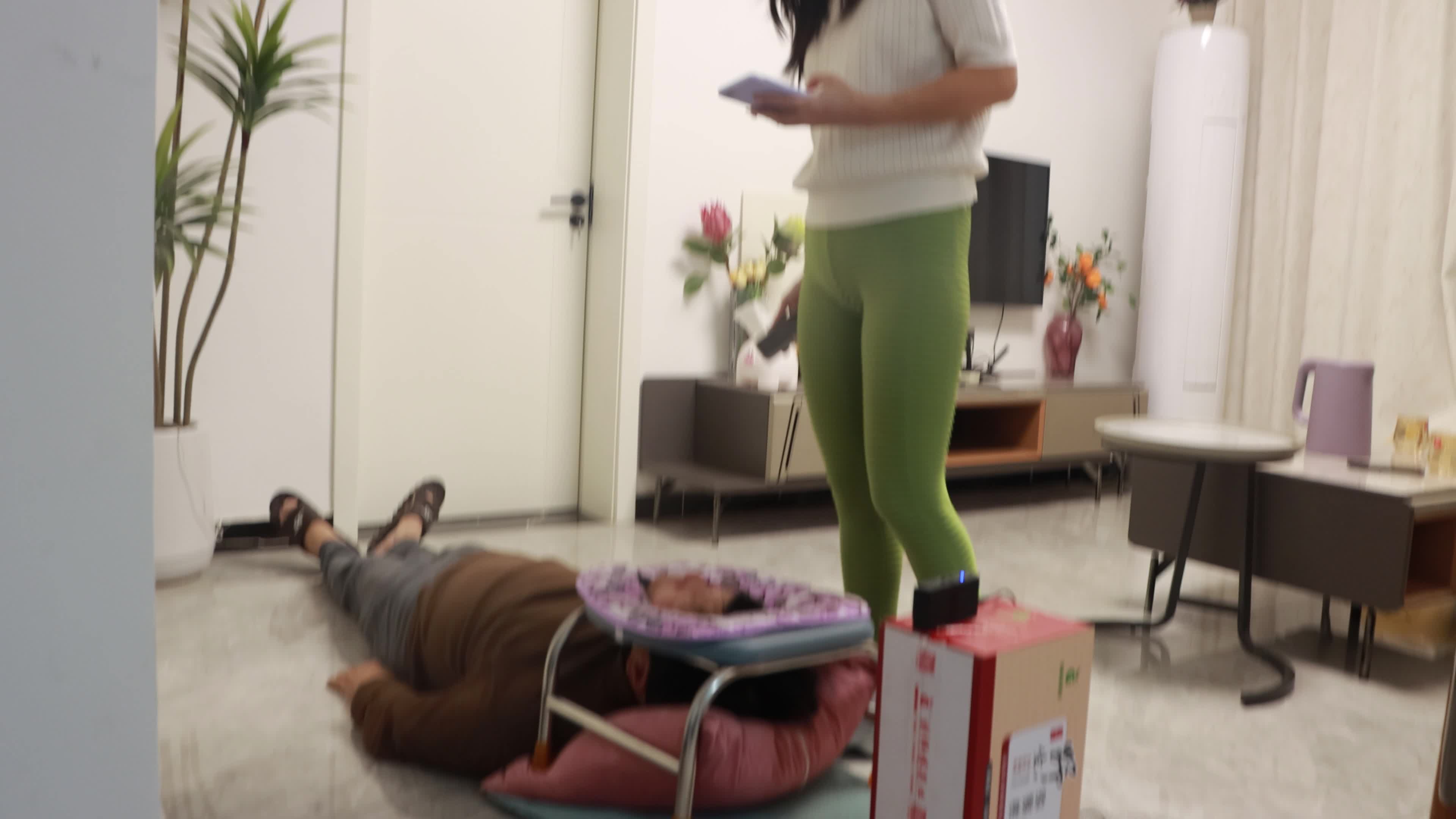 The 4k Lady Presses Her Buttocks Against The Dwarf