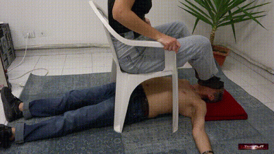 A994 Ladyblackrose In Footstool