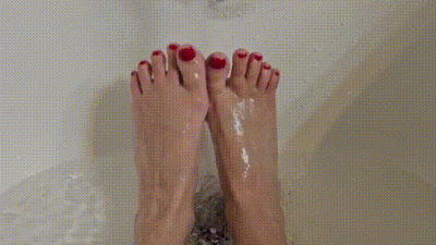 Cute Toesies Take A Tubby