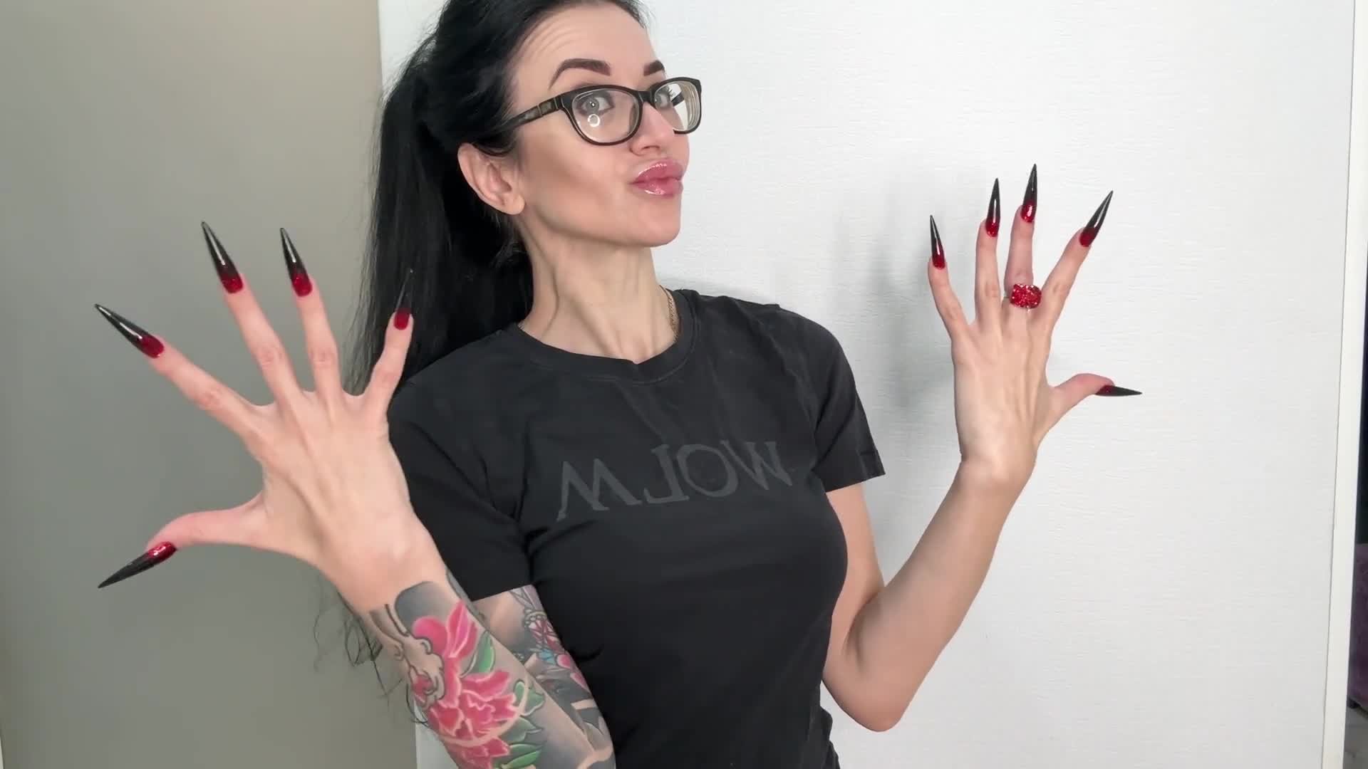 Finger Snapping And Sucking, Hot Black Color Long Nails, Sharp Claws
