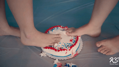 ASMR 4 Feet 1 Cake Food Smashing