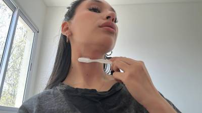 Ice And Toothbrush Neck Play
