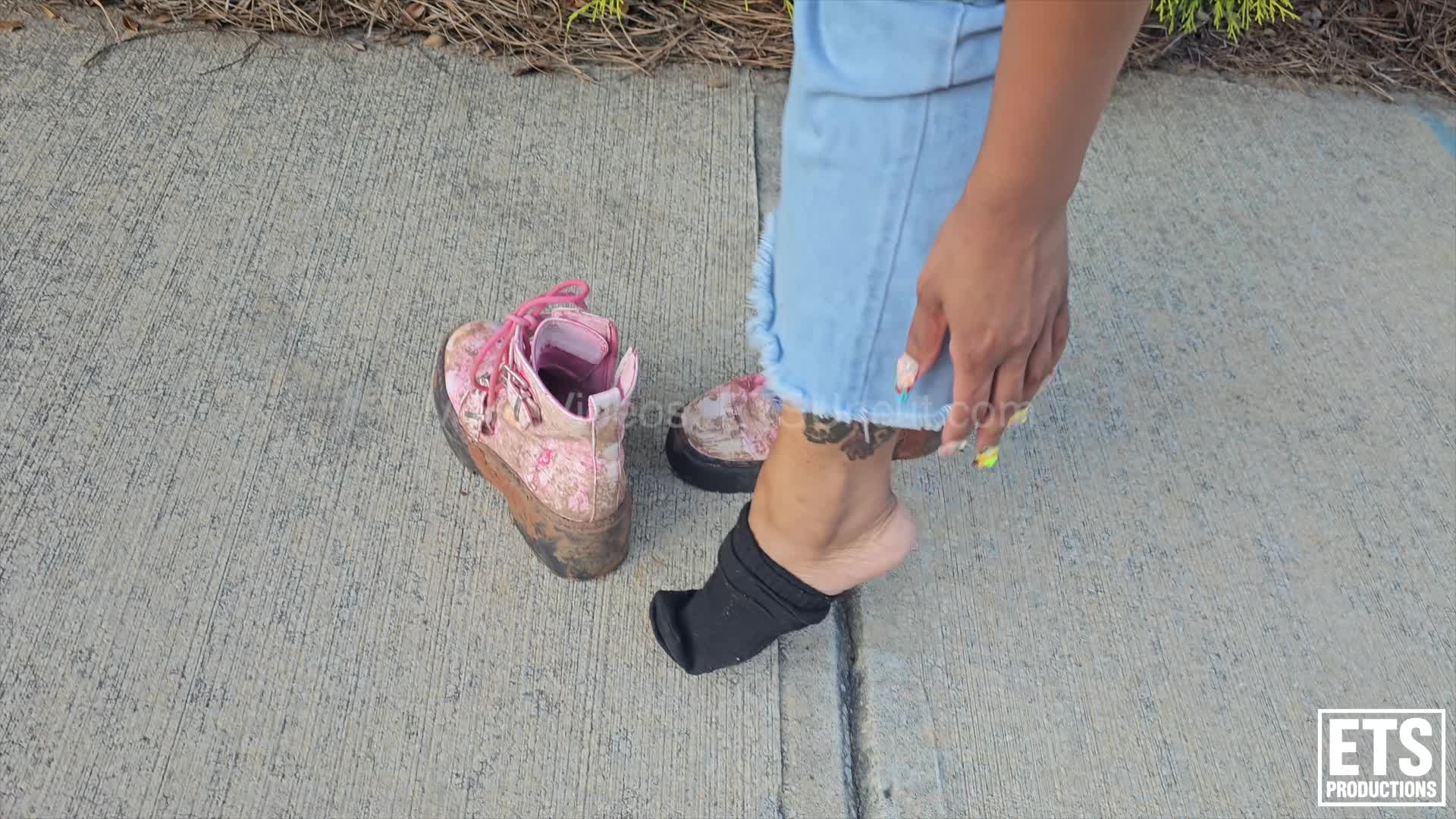 Sucking Her Toes After Sweaty Foot Hike- Juicyfeetke