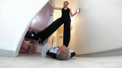 Danielle's Hallway Trample 8 Floor Cam