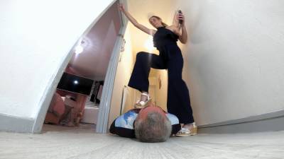 Danielle's Hallway Trample 9 Floor Cam
