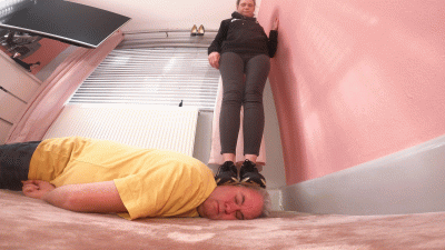 Skechers Head Trampling Challenge Floor Cam