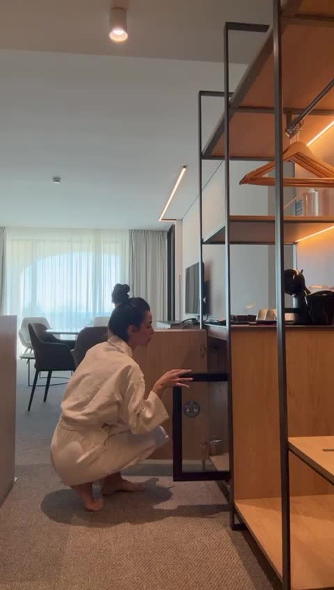 Dildo BJ In The Bathub