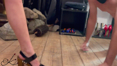 Dame Luciferia Retire Les Agraffes Du Soumis