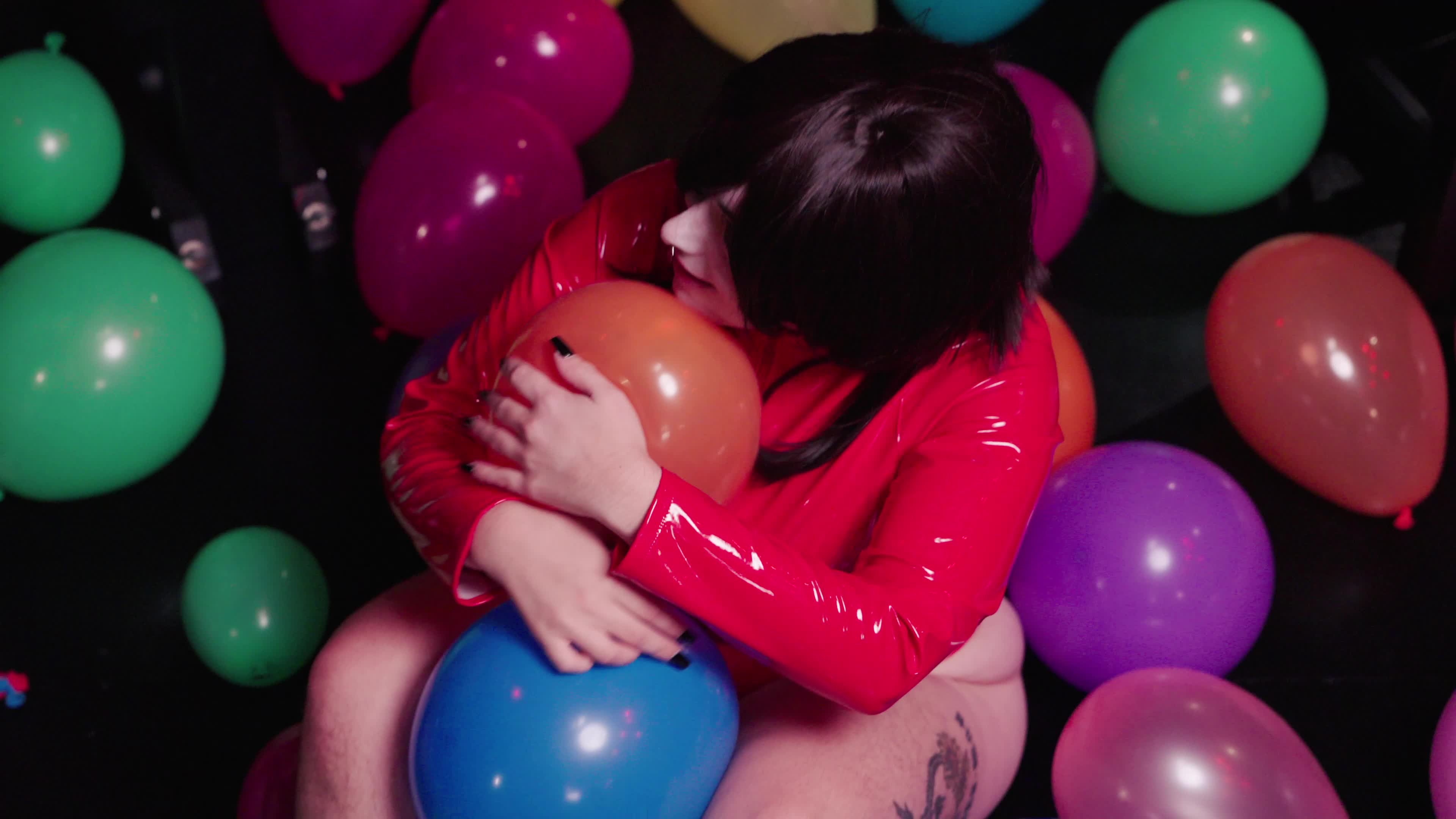 Double Pomni Balloon Popping