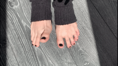 Sunkissed Feet, Black Polish