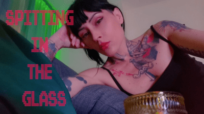 POV Chiacchiero Mentre Sputo Nel Bicchiere