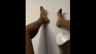 Magic Wand Masturbation With Pretty Blue Toes
