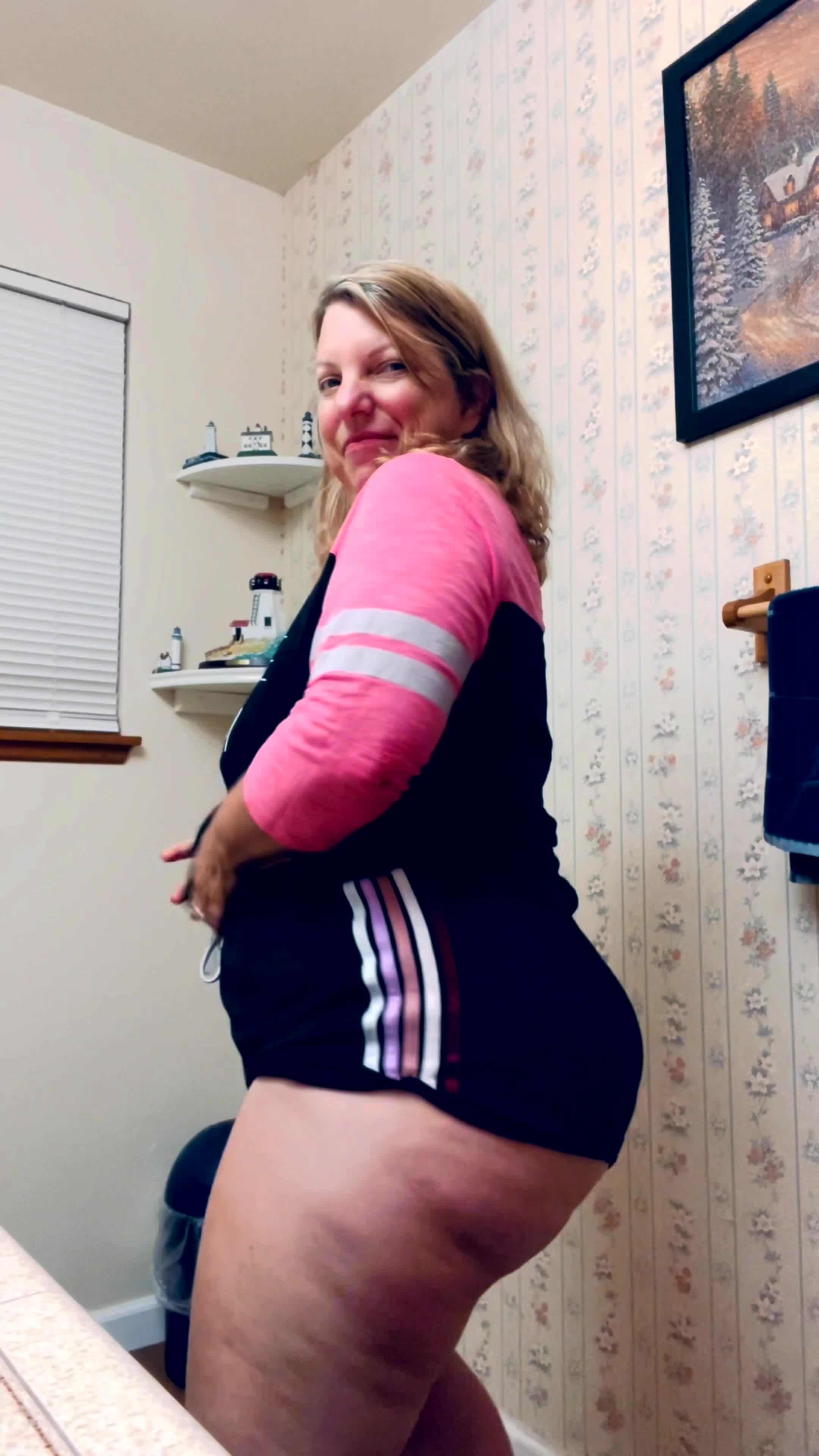 MILF Fart Compilation By Seductivegenx- Toilet Farts, Leggings Farts & Bare Ass Gas