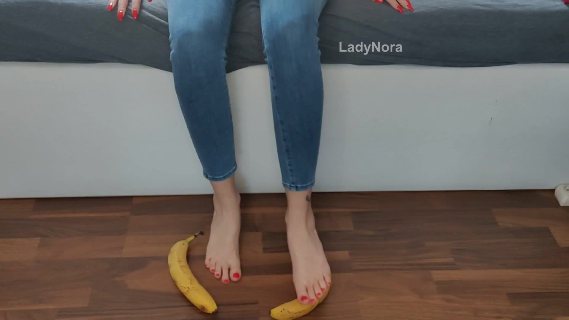 Bananen Crushing- Mit Pumps Und Nackten Fussen