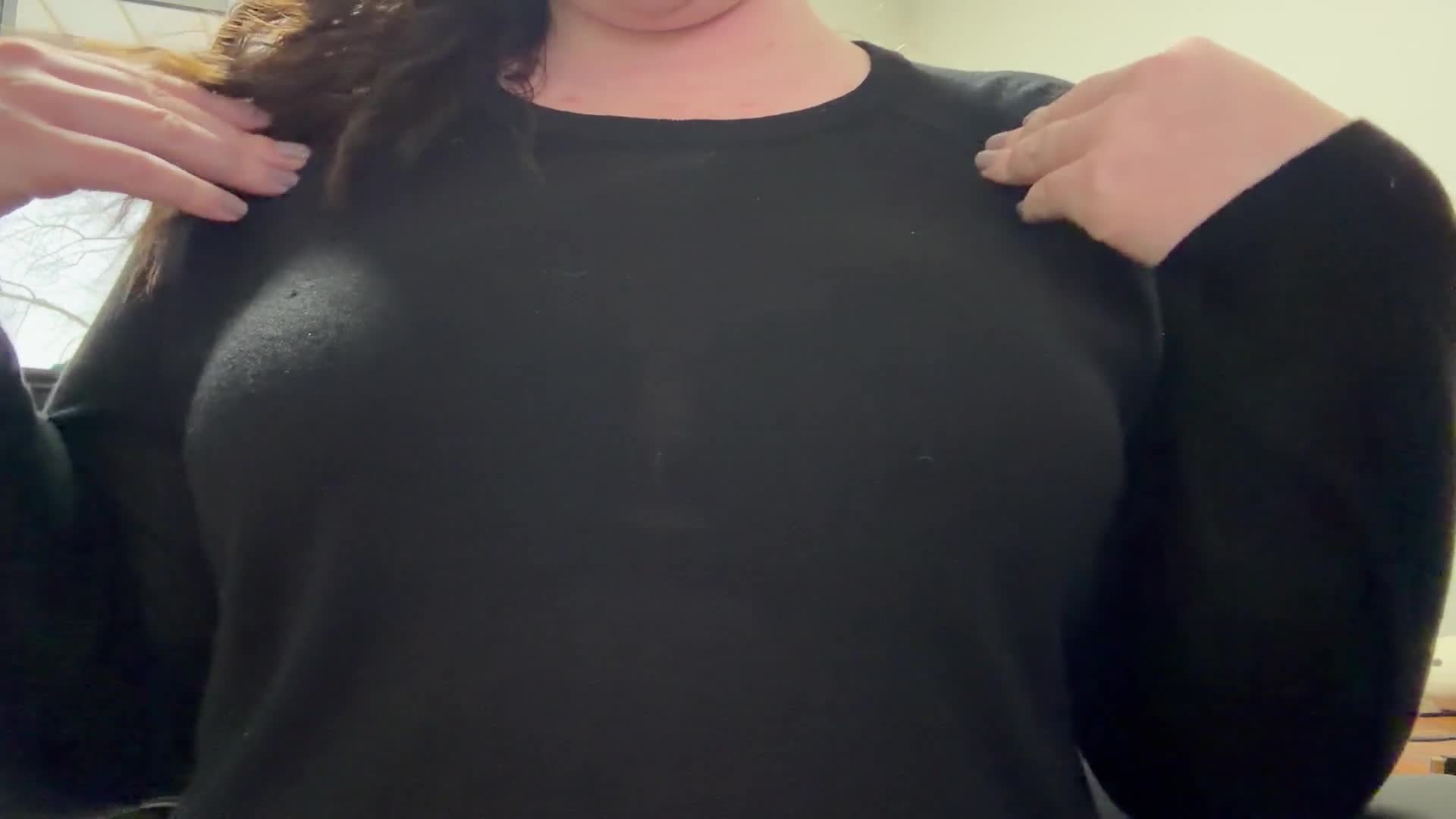 Sugargirlx2 Finally Shows Off Lacy Black Bra!