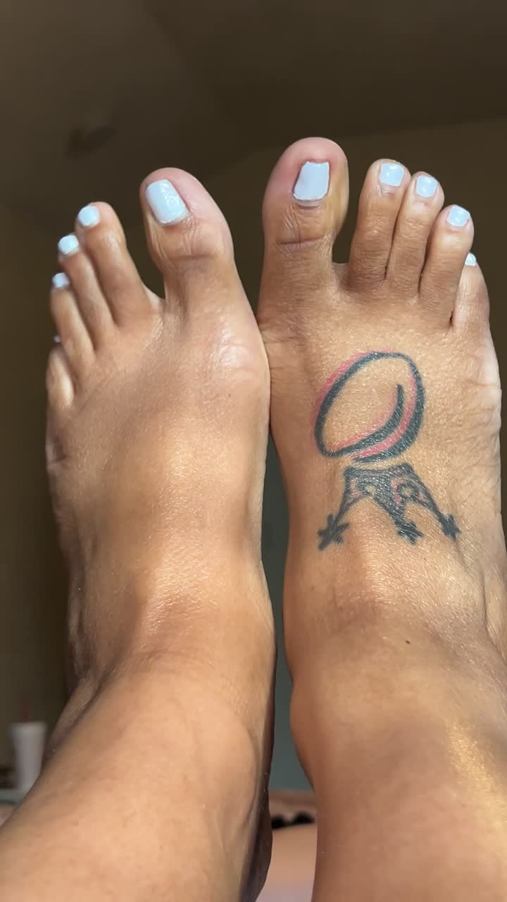 Oily White Toes Knuckle Cracking