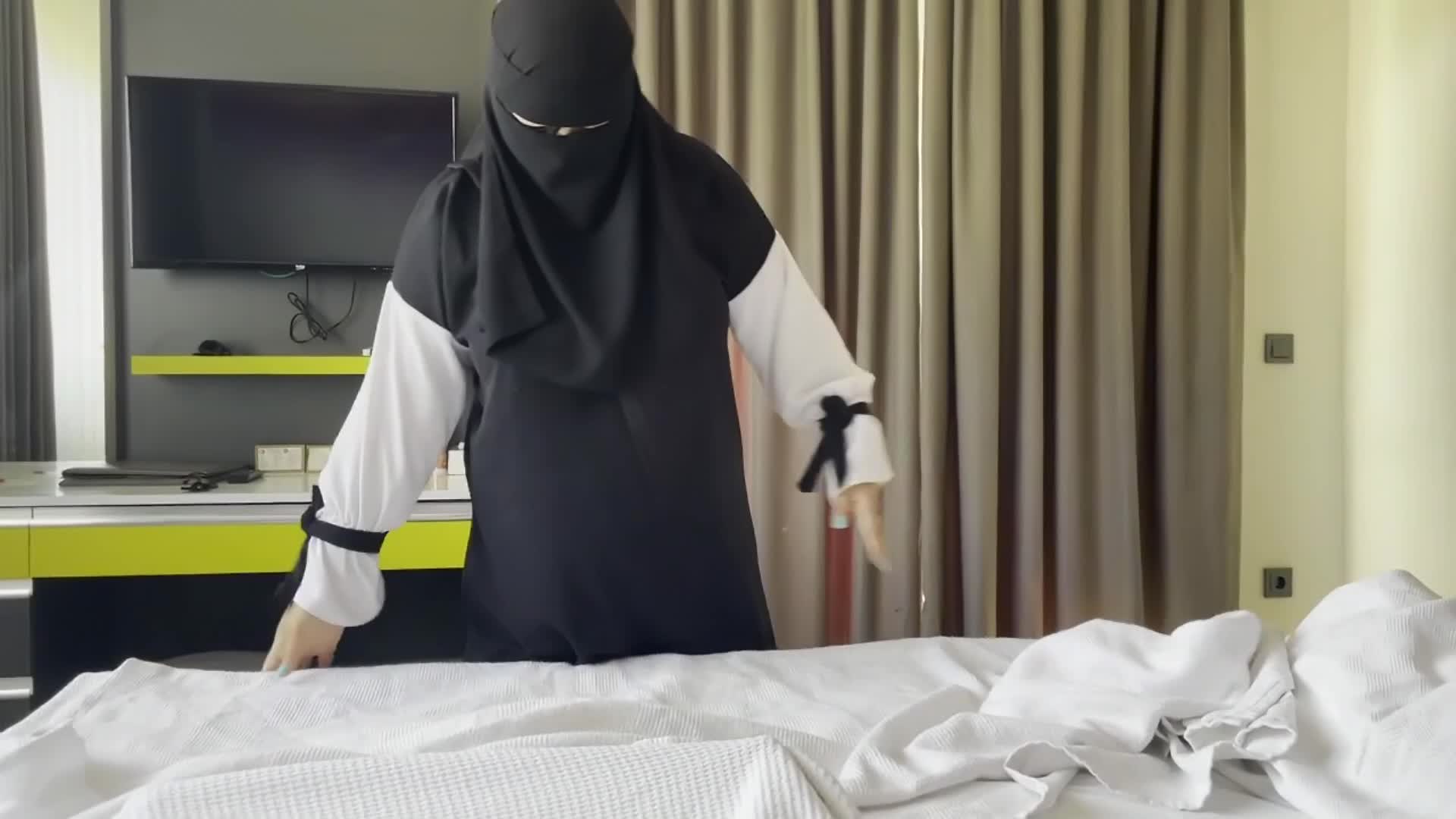 Hot Chubby Arab Hotel Maid In Hijab Fucked By A Tourist