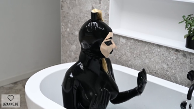 Latexdoll In De Bath Tub