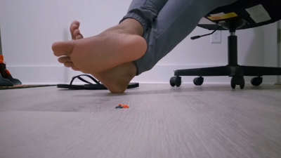 Rough Giantess: Tapping, Sstep-Mothering & Pressing You With My Feet