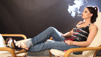 Abbie, The Chainsmoker!